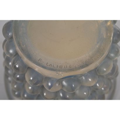 R. LALIQUE France. VASE en verre opalescent,...