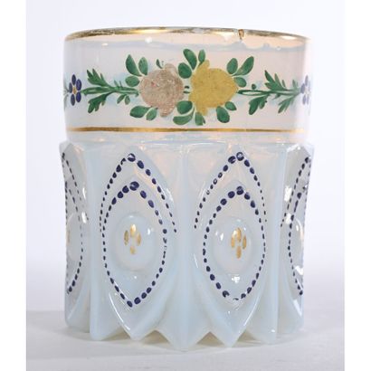 BEAU GOBELET CHARLES X en verre opaliné blanc...