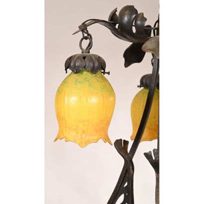 DAUM et MAJORELLE. LUSTRE 1900 en ferronnerie...