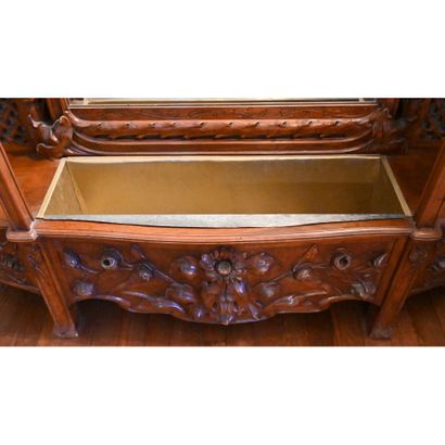 SPECTACULAIRE MEUBLE ART NOUVEAU formant...