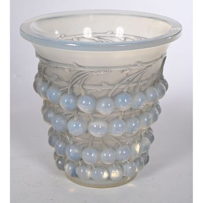 R. LALIQUE France. VASE en verre opalescent,...