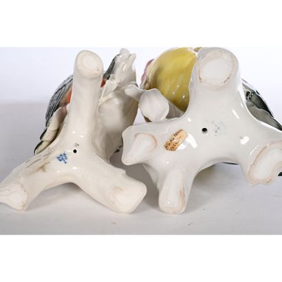 2 SUJETS en porcelaine polychrome représentant...