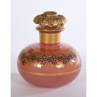 FLACON CHARLES X à fond opaliné rosé modèle...
