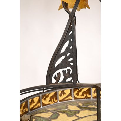 DAUM et MAJORELLE. LUSTRE 1900 en ferronnerie...
