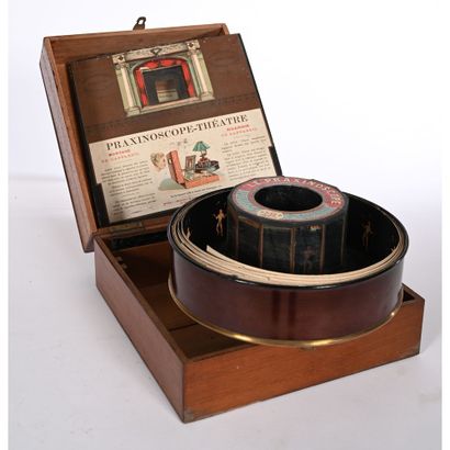 PRAXINOSCOPE Théâtre en acajou blond. A l’intérieur...