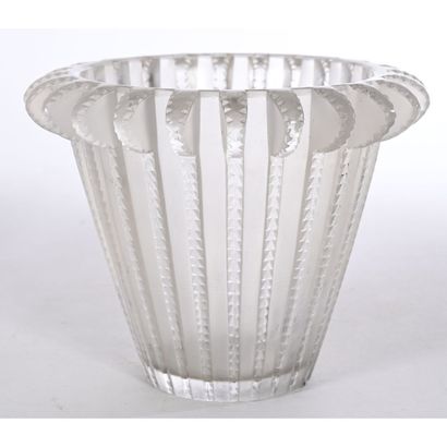 LALIQUE. VASE en cristal modèle «Royat»....