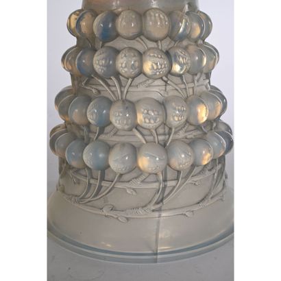 R. LALIQUE France. VASE en verre opalescent,...