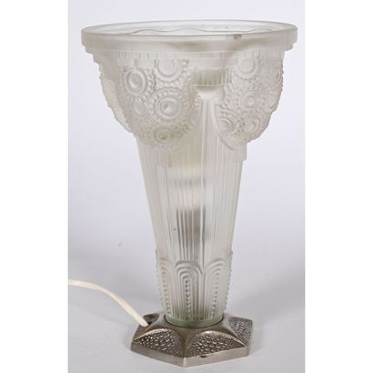 LAMPE ART DECO en verre moulé pressé à décor...