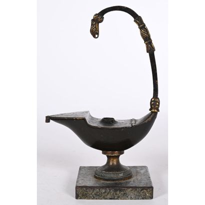 LAMPE A HUILE inspirée de l’antique en bronze...