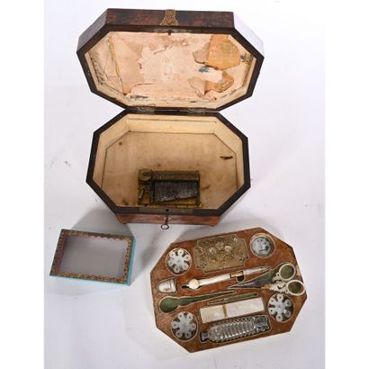 PETIT COFFRET formant nécessaire à couture...