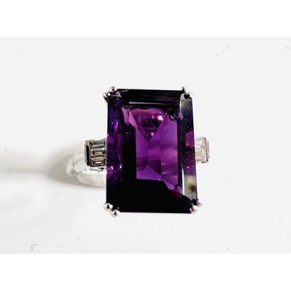 RING in white gold 750°/°° set with a rectangular...