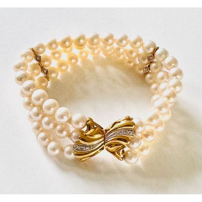 BRACELET with 3 strands of cultured pearls...