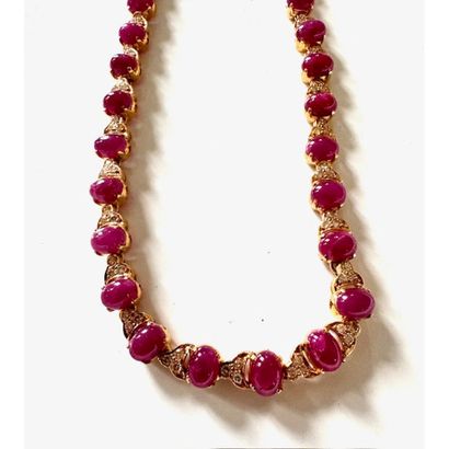 COLLIER en or jaune 750°/°° orné de 40 rubis...