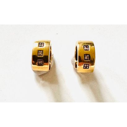 PAIR OF EARRINGS in yellow gold 750°/°° set...