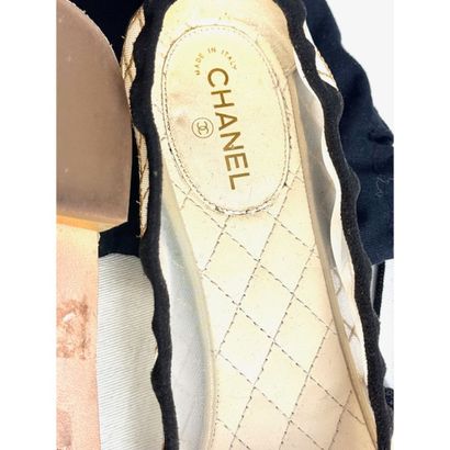 CHANEL. Pair of ballet flats in gold leather...