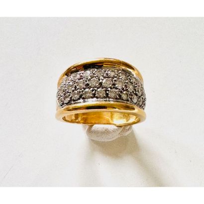 Yellow gold 750°/°° ring set with pavé-cut...