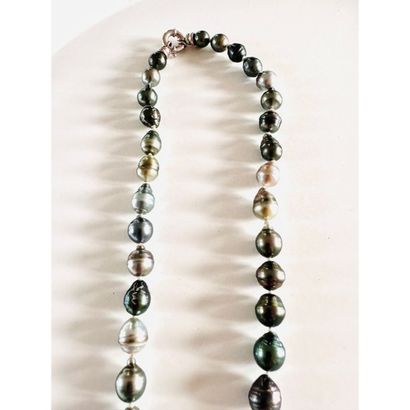 NECKLACE 1 strand of grey Tahitian pearls...