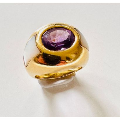 BAGUE jonc en or 750°/°° serti clos d’une...
