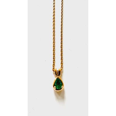 PENDENTIF poire en or jaune 750°/°° orné...