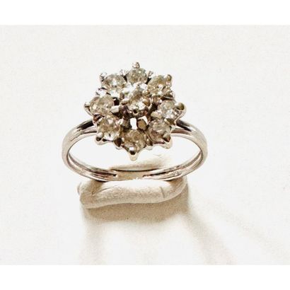 750°/°° white gold flower ring set with a...