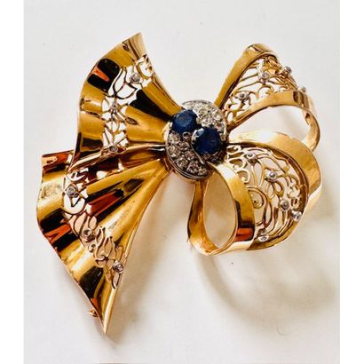 1950. BROCHE nœud de ruban en or jaune et...