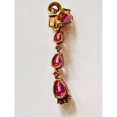PAIRE DE BOUCLES D’OREILLES pendant en or...