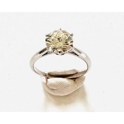 BAGUE solitaire en or blanc 750°/°° ornée...