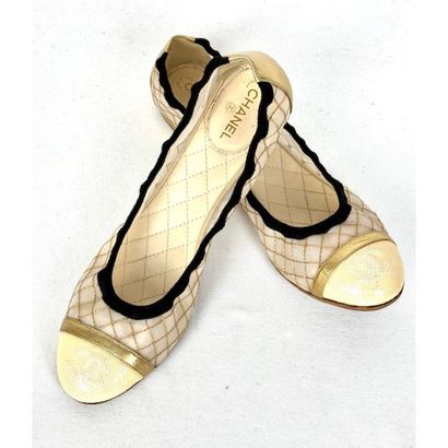 CHANEL. Pair of ballet flats in gold leather...