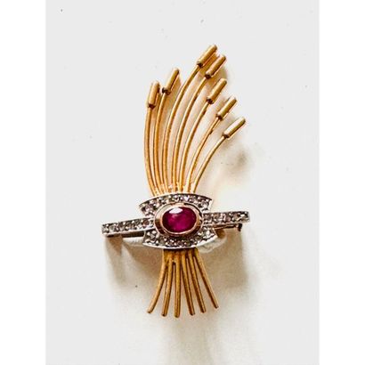 1950. BROCHE gerbe 2 ors 750°/°° serti clos...