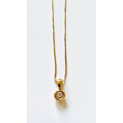 Yellow gold pendant 750°/°° set with a 0ct25...