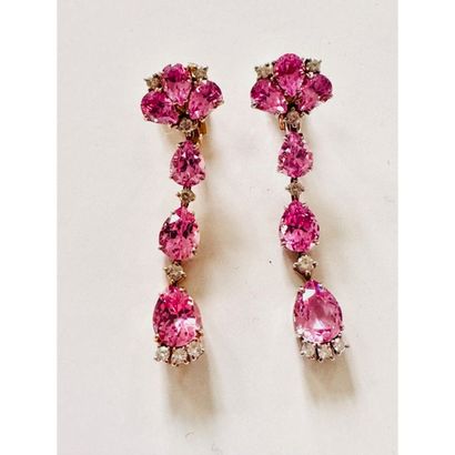 PAIRE DE BOUCLES D’OREILLES pendant en or...
