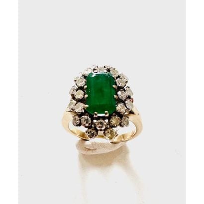 BAGUE en or blanc 750°/°° ornée d’une émeraude...