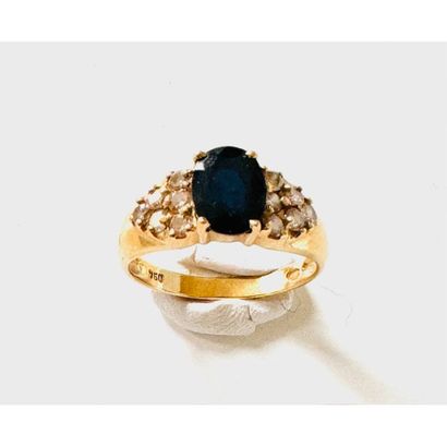 BAGUE en or jaune 750°/°° ornée d’un saphir...