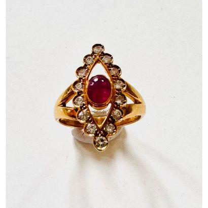BAGUE marquise en or jaune 750°/°° ornée...