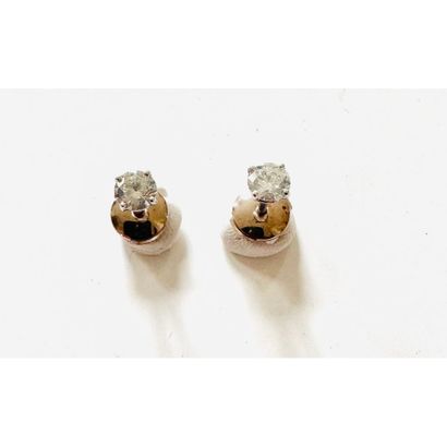 PAIRE DE CLOUS D’OREILLES en or blanc 750°/°°...