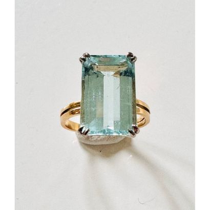 BAGUE en or jaune 750°/°° ornée d’une aigue-marine...