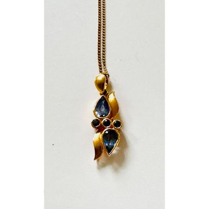 PENDENTIF en or jaune 750°/°° à motif feuillagé...