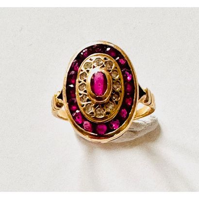 BAGUE ovale en or jaune 750°/°° serti clos...