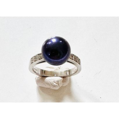 RING in 585°/°° white gold set with a Tahiti...