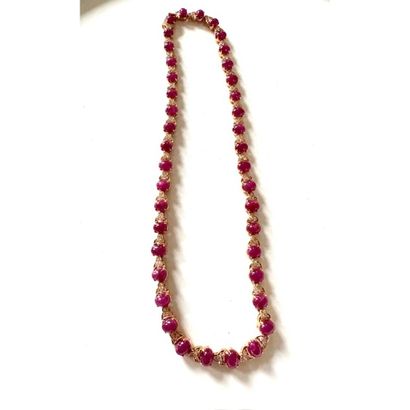 COLLIER en or jaune 750°/°° orné de 40 rubis...
