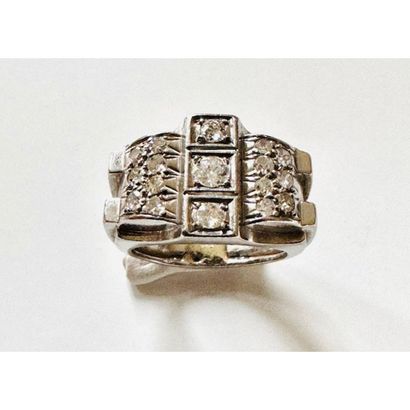 1930-40. RING in platinum and 750°/°° white...