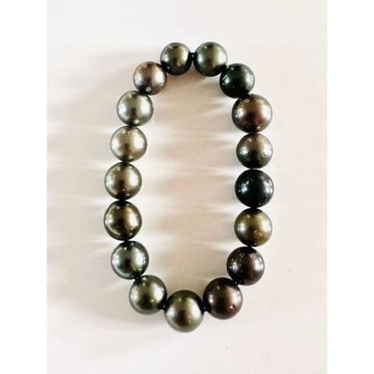 BRACELET 1 strand of grey Tahitian pearls...