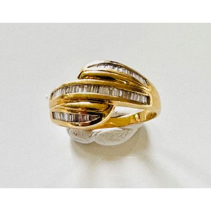 Crossed ring in yellow gold 750°/°° set with...