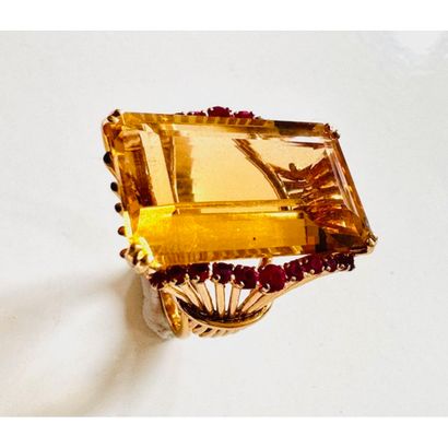 1950. BAGUE cocktail en or jaune ornée d’une...
