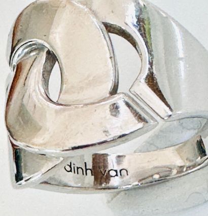 DINH VAN. BAGUE «Menottes» R.16. en or blanc...