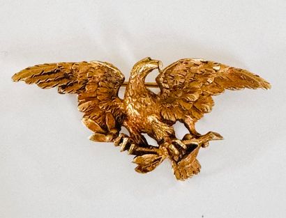 Early 19th century. Yellow gold eagle brooch...