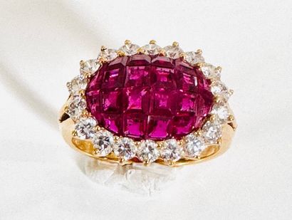 RING in 750°/°° gold set with a pavé of calibrated...