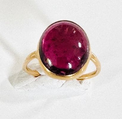 1900. RING in yellow gold 750°/°° set with...
