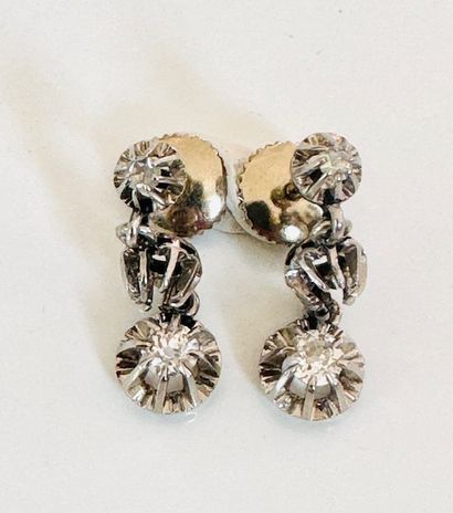 PAIRE DE PENDANTS D’OREILLES en or blanc...