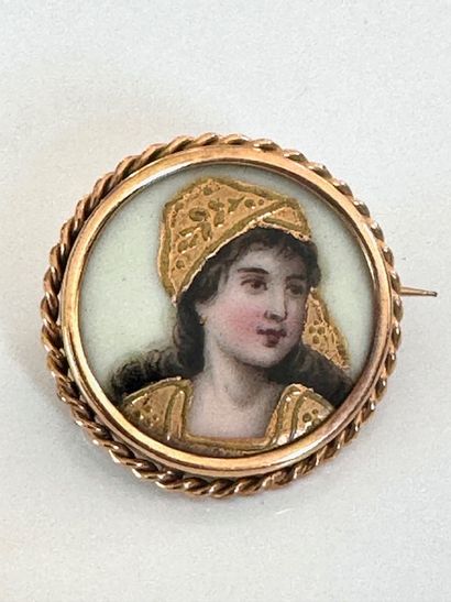 BROCHE en or jaune 750°/°° torsadé ornée...
